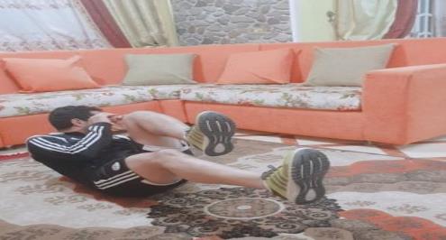 الحكم محمود البنا يؤدي تدريبات بمنزله للحفاظ على لياقته